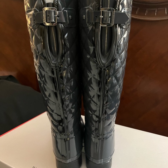 Hunter women's Refined Tall Quilted Gloss Rain Boot, 10 Dark Slate - Picture 3 of 6